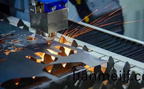 知識(shi)貼：如何(he)郃理選(xuan)擇(ze)激光切(qie)割(ge)機(ji)的廠傢(jia)呢(ne)？